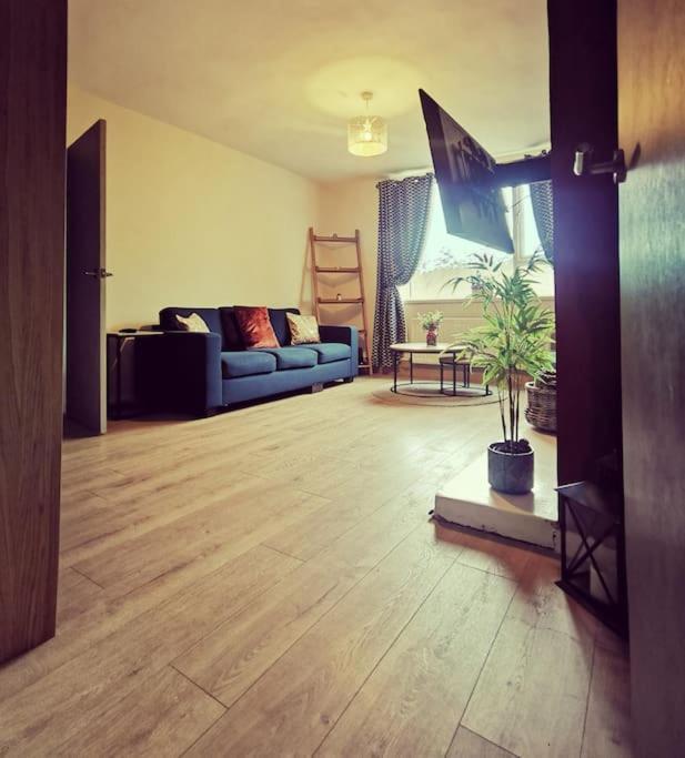 Entire 1 Bed Spacious Apartment, Private Balcony & Study Room Near City Whitehouse  Exterior photo