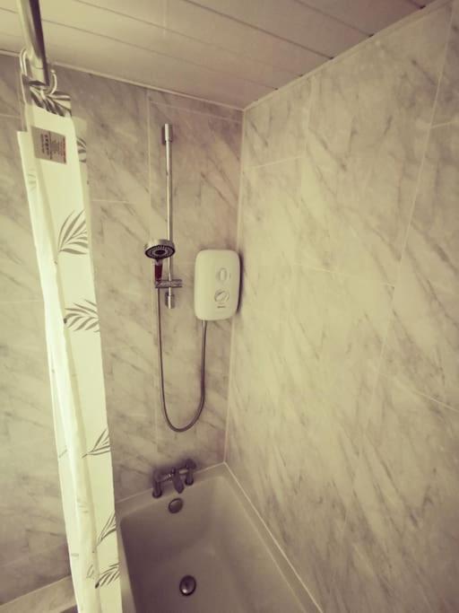 Entire 1 Bed Spacious Apartment, Private Balcony & Study Room Near City Whitehouse  Exterior photo